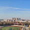 В центре